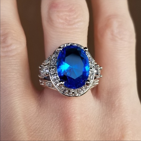 Jewelry - Sterling Silver 5.97CT Blue Oval Cut Topaz Ring